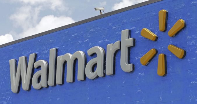 Walmart stiahne z predaja tričká so sovietskymi symbolmi na žiadosť Litvy, Lotyšska a Estónska