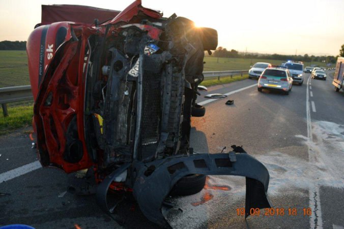 Foto: Vodič Citroënu zrejme nerešpektoval dopravné značenie, zrážku s nákladiakom neprežil