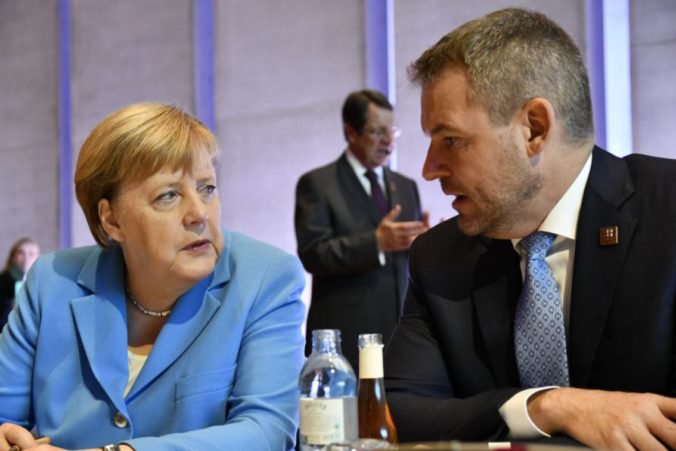Pellegrini sa s Merkelovou „zladili“, na samite v Salzburgu navyše sedeli vedľa seba