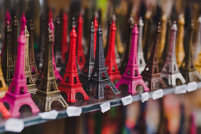 Polícia robila raziu proti čínskym obchodníkom, v Paríži a okolí zhabala 20 ton malých Eiffeloviek
