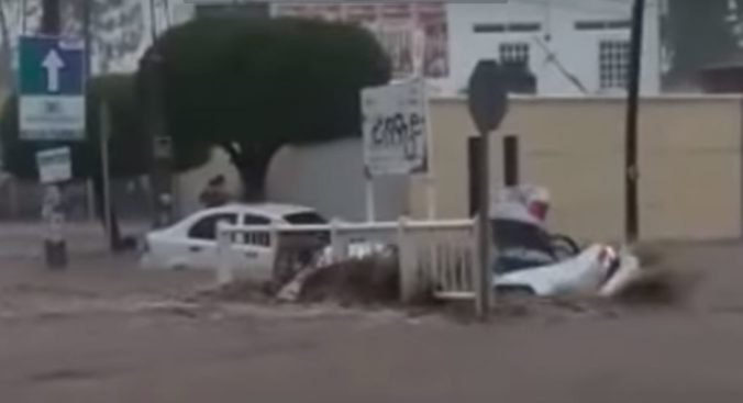 Video: Mexiko trápia povodne, tisícky ľudí skončili v dočasných úkrytoch