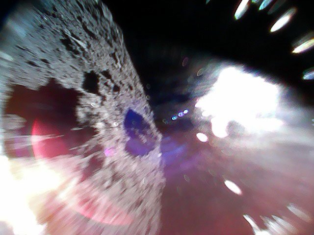 Na asteroide Ryugu úspešne pristáli roboty zo sondy Hajabusa 2, cieľom je zbierať vzorky hornín