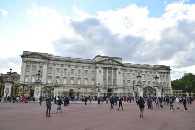 V Buckinghamskom paláci zadržali muža pre elektrický paralyzér