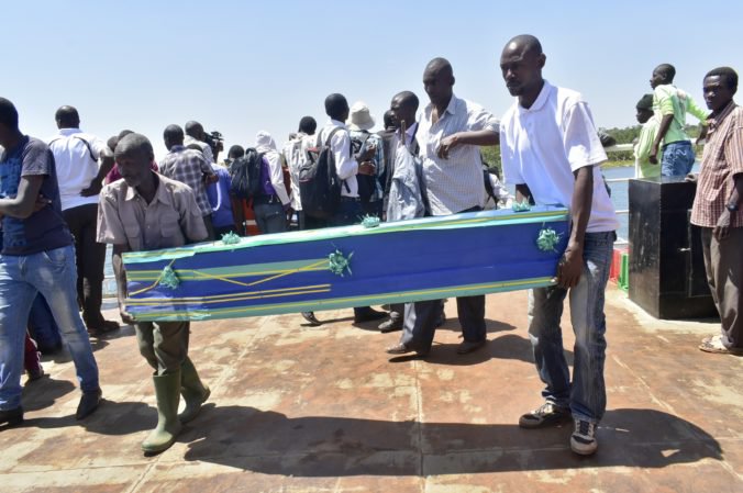 V Tanzánii začali pochovávať obete nehody trajektu, ktorý sa prevrátil na Viktóriinom jazere