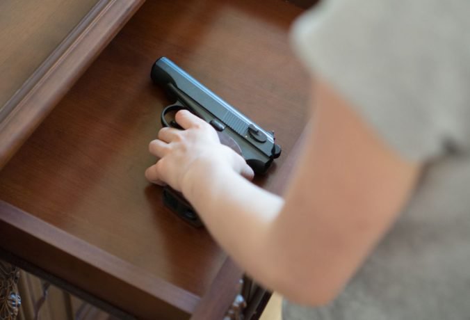 Päťročný chlapec sa hral v rodičovskom dome so skutočnou zbraňou, ktorou sa nakoniec zastrelil