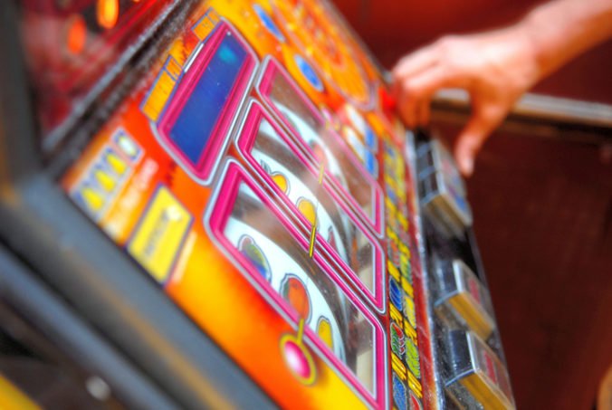 Súkromné firmy môžu získať licencie pre online hazardné hry, navrhuje ministerstvo financií