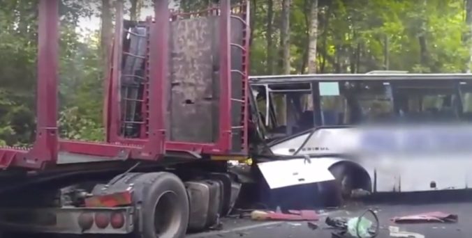 Video: Nákladné auto sa v Poľsku čelne zrazilo so školským autobusom, v ktorom boli aj deti