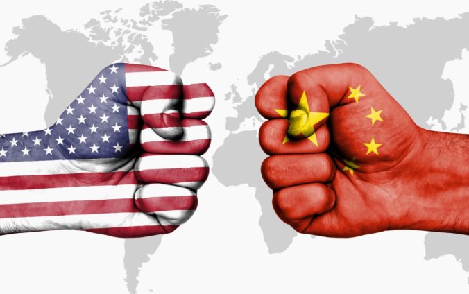 Čína nemôže rokovať o stupňujúcom obchodnom spore, pokiaľ im USA „držia nôž“ na krku