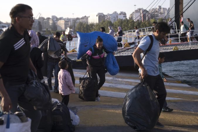 Z preplneného tábora na gréckom ostrove Lesbos odviezli štyristo žiadateľov o azyl