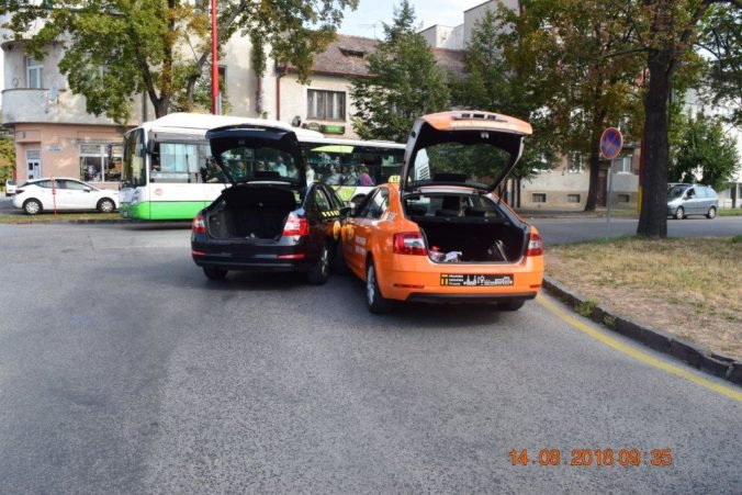 Dve autá taxislužby sa v Trnave zrazili, polícia hľadá svedkov nehody