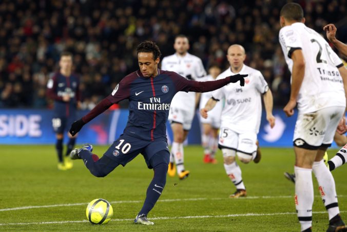 Paríž St. Germain triumfoval doma a v tabuľke nestráca ani bod, v Ligue 1 sa darilo i Lyonu