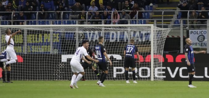 Video: Inter Miláno porazil Fiorentinu, Škriniar tečoval strelu Chiesu za chrbát vlastného brankára