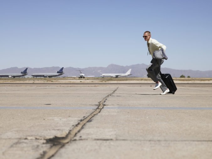Muž zmeškal nástup do lietadla, rozhodol sa utekať za ním až na odletovú plochu