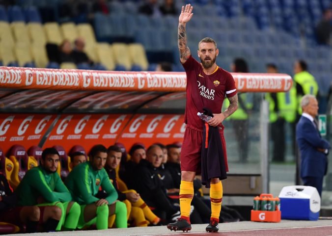 Video: De Rossi odohral 600. zápas v drese AS Rím, tréner mu doprial ovácie zaplneného štadióna