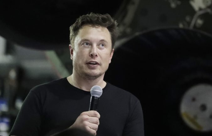 Šéf firmy Tesla čelí obvineniu z podvodov pri obchodovaní s cennými papiermi