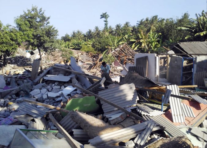 Zemetrasenie na ostrove Sulawesi v Indonézii zničilo desiatky domov, hlásia aj zranených ľudí