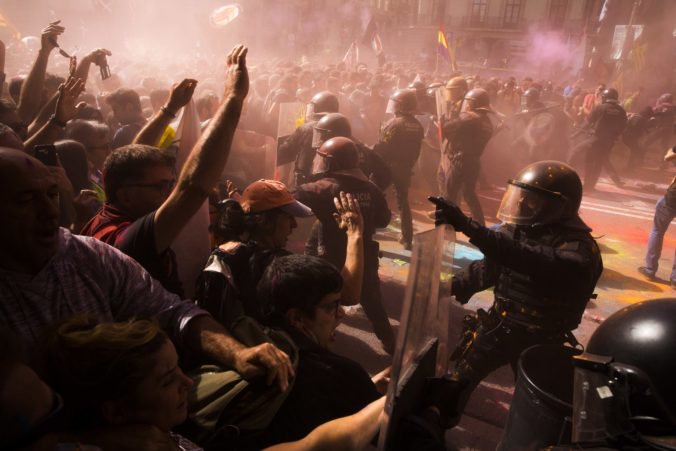 Pri protestoch v Barcelone sa zranilo vyše desať ľudí, referendum o Katalánsku zvyšuje napätie