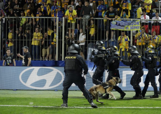 UEFA pokutovala Česko pre oneskorený výkop a Ukrajina zaplatí za nevhodné správanie fanúšikov