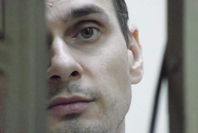 Ukrajina žiada Rusko o konzulárnu návštevu u väzneného filmára Oleha Sencova