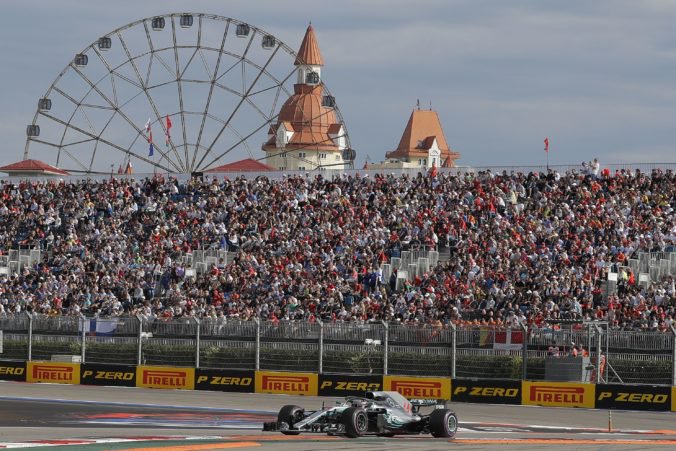Hamilton sa stal víťazom Veľkej ceny Ruska, preteky F1 v Soči výborne odjazdil Verstappen