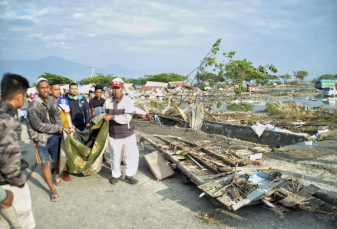 Na ostrove Sulawesi kopú masový hrob pre stovky obetí zemetrasenia a cunami
