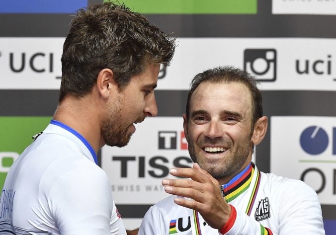 Sagan je hrdý na tri roky v dúhovom drese, Valverdemu zavesil na krk zlatú medailu