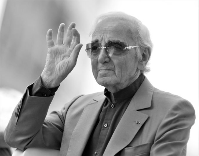 Francúzsky spevák a herec Charles Aznavour zomrel vo veku 94 rokov