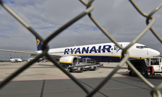 Ryanar znížil prognózu svojho zisku, dôvodom štrajky aj náklady spojené s pravidlami EÚ