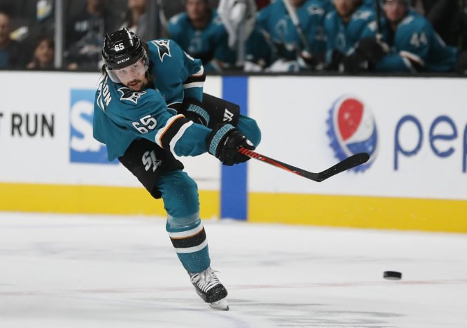 Video: Las Vegas zakončilo výhrou prípravu na NHL, Karlsson strelil svoj prvý gól za „žralokov“
