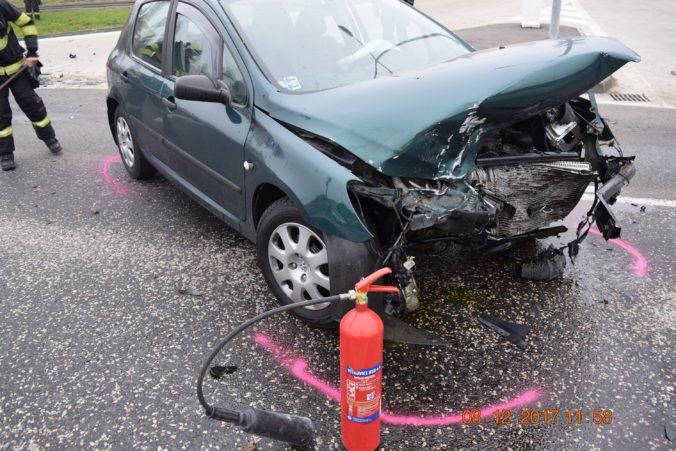 Vodič Peugeotu zrejme nedal na križovatke prednosť, zrážku s Fabiou neprežila spolujazdkyňa