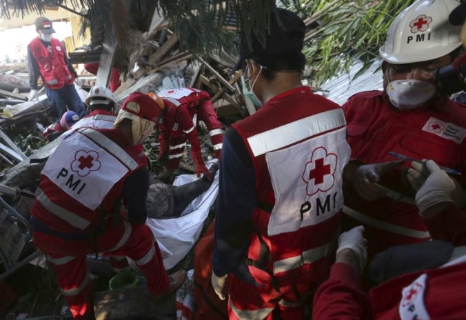 Záchranári po troch dňoch od zemetrasenia v Indonézii našli živého človeka, počet obetí stúpa