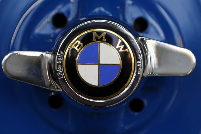 Automobilka BMW po brexite zastaví výrobu v Británii, uviedla aj dôvod štvortýždňovej prestávky