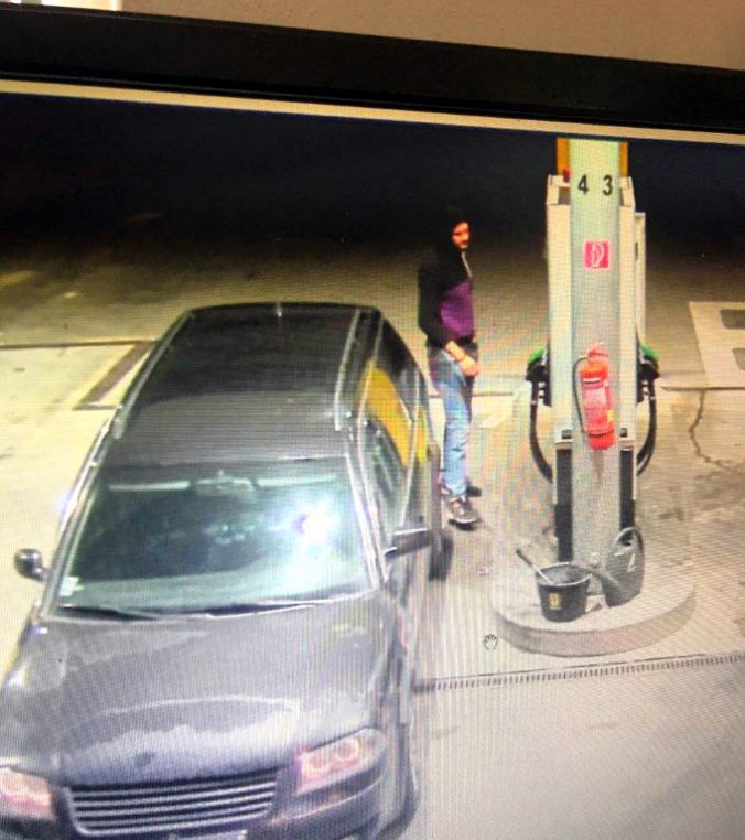 Foto: Bez platenia ušiel z benzínky, pomôžte polícii nájsť podozrivého