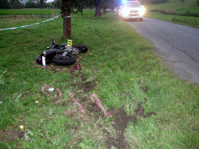 Foto: Mladý motocyklista zlou technikou jazdy nezvládol riadenie, náraz do stromu neprežil