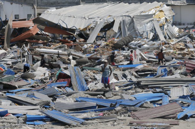 Foto: Zo Sulawesi hlásia už vyše 1200 mŕtvych, počet obetí zemetrasenia a cunami má ešte stúpnuť