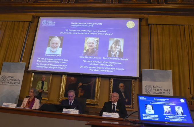 Nobelovu cenu za fyziku získali traja vedci za prelomové vynálezy v oblasti laserovej fyziky