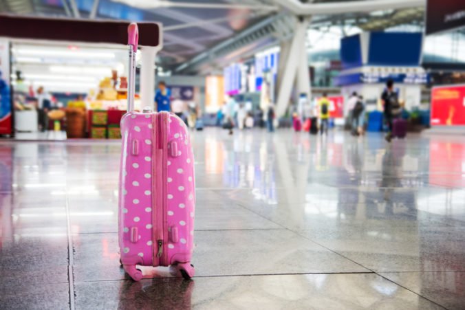 Rodičia zabudli po návrate z dovolenky päťročné dieťa, bezcieľne sa potulovalo po letisku