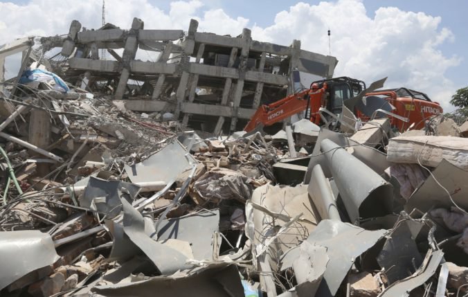 Foto: Počet obetí a zemetrasenie na Sulawesi stále stúpa, ale v hoteli Roa Roa našli aj žívých ľudí
