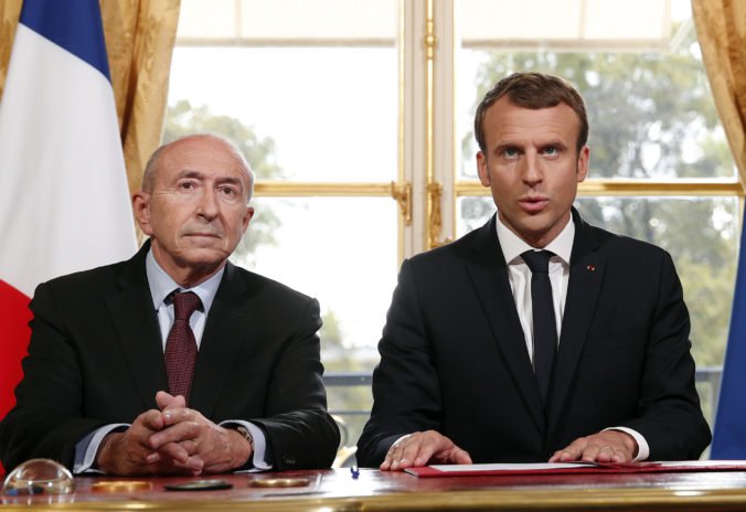 Prezident Macron prijal rezignáciu ministra Collomba, ktorý bol jeho kľúčovým spojencom