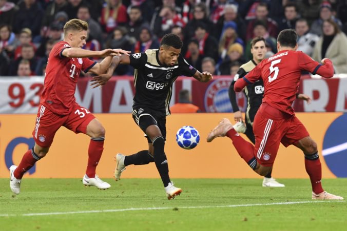 Video: Ajax mohol v Mníchove aj vyhrať, ale Schöneho pokus v nadstavení skončil na konštrukcii brány