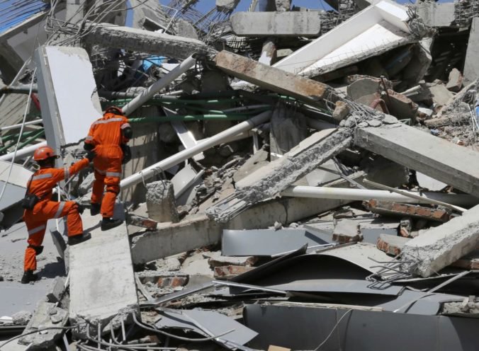 Týždeň po zemetrasení na Indonézii objavili v troskách živého človeka, nevedia s k nemu dostať