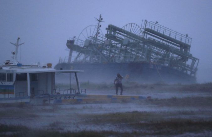 Video: K ostrovu Okinava smeruje silný tajfún Kong-rej, na letisku v Naha zrušili množstvo letov