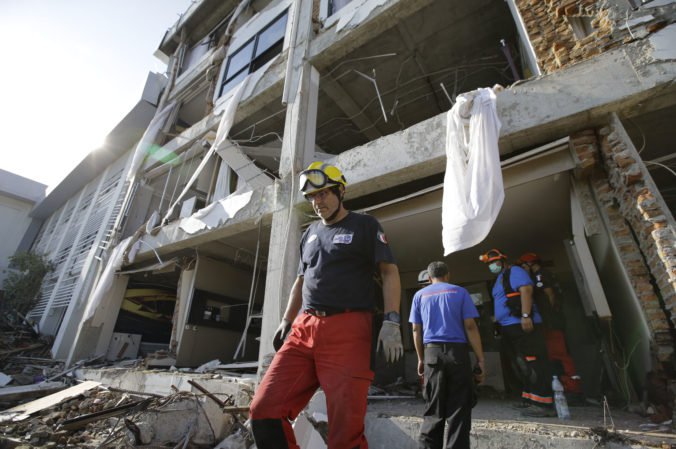 Foto: Zemetrasenie na ostrove Sulawesi má vyše 1500 obetí, pod troskami hotela našli živého človeka