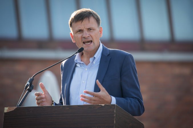 Hlina označil Fica skorumpovaným karpatským liberálom a zvažuje výzvu európskym socialistom