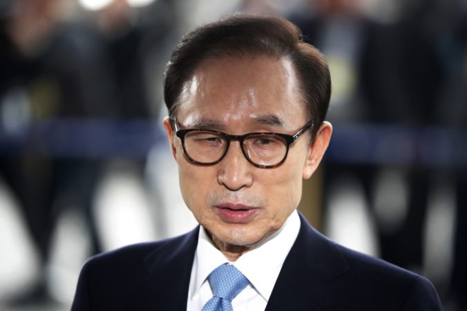 V Južnej Kórei odsúdili exprezidenta za korupciu, podobný trest si odpykáva aj jeho nástupkyňa