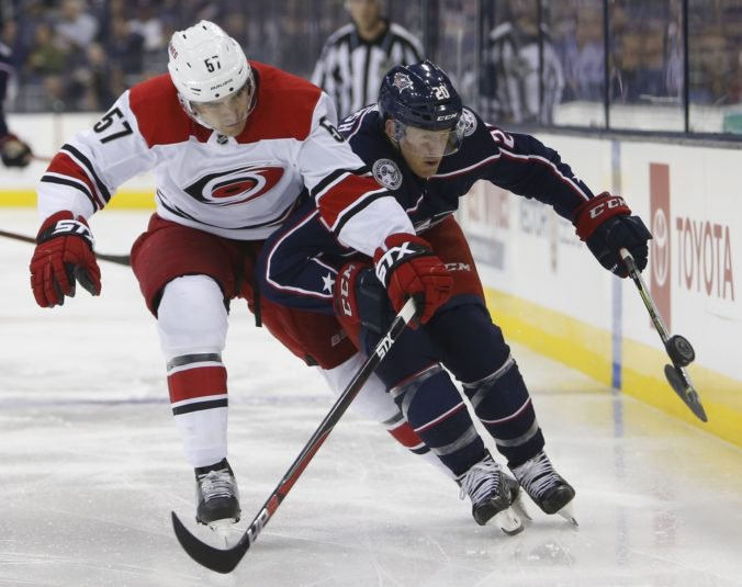 Video: V NHL víťazstvá Caroliny a San Jose, obranca Svečnikov prepísal históriu