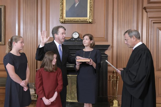 Brett Kavanaugh zložil prísahu ako sudca najvyššieho súdu, jeho nominácii predchádzali protesty