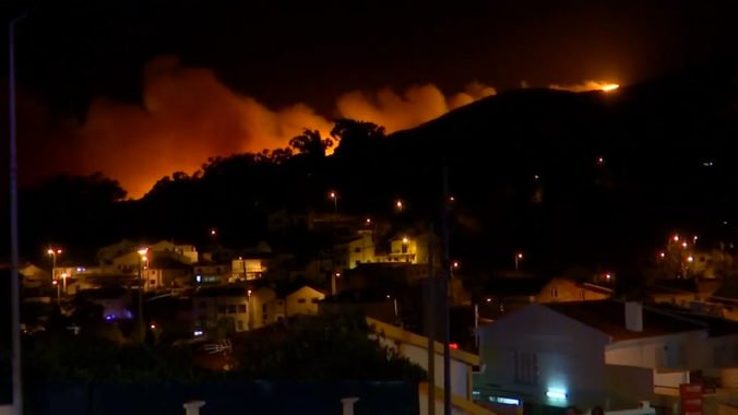 Video: Lesný požiar v Portugalsku zamestnáva vyše 700 hasičov, evakuovať museli desiatky ľudí