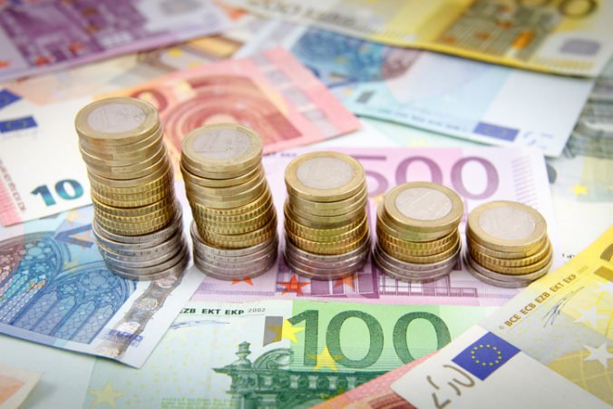 Euro v úvode týždňa oslabilo, reagovalo na vyhlásenie talianskeho vicepremiéra