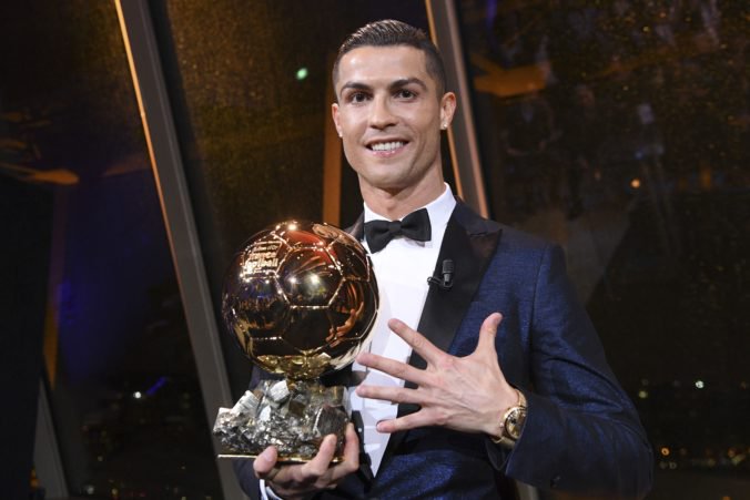 Je známa tridsiatka nominovaných na Zlatú loptu, prvenstvo obhajuje Cristiano Ronaldo